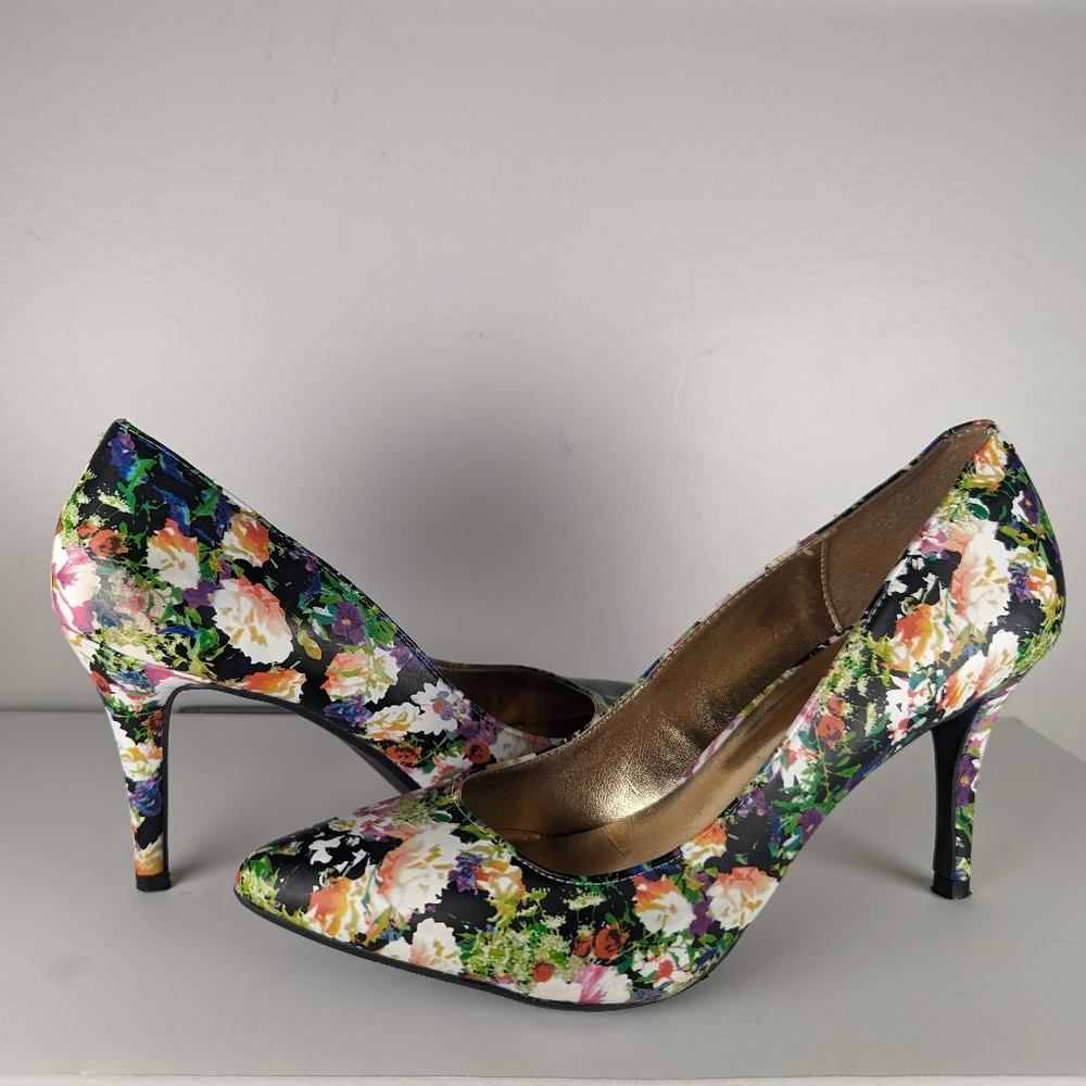 143 GIRL Size 10 Women's Floral Pointed Toe Pumps.